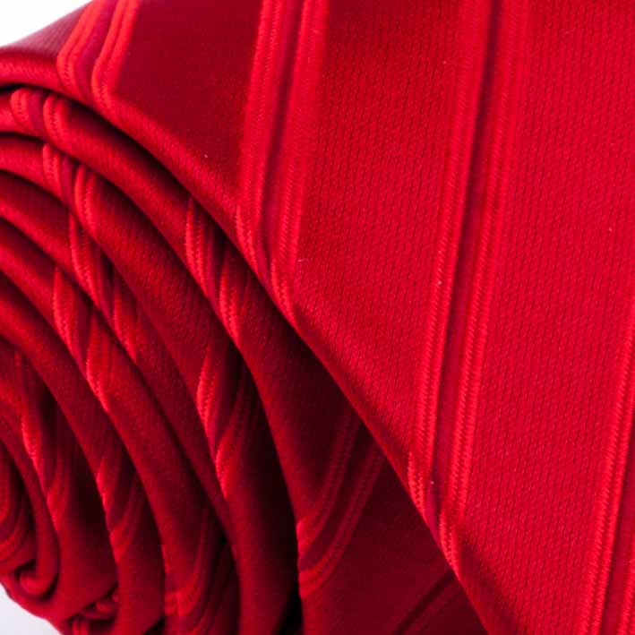 Červená kravata s pruhy detail