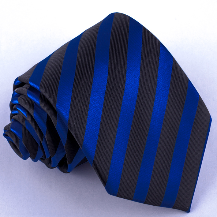 Modrá kravata červé pruhy