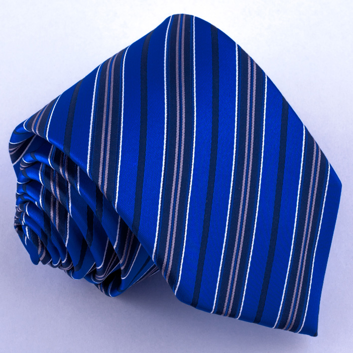 Modrá kravata tmavé pruhy